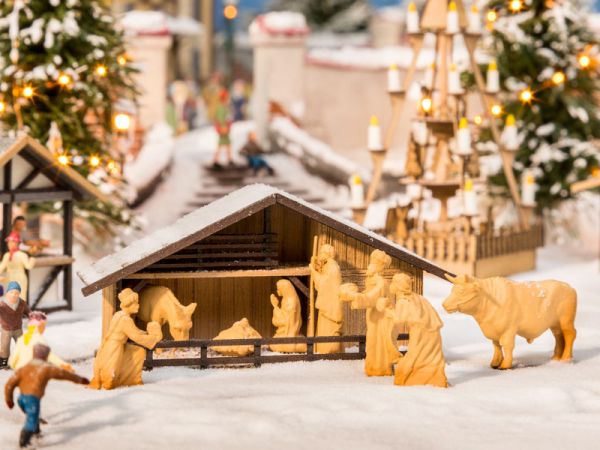 Noch 14394 H0 Weihnachtsmarkt-Krippe mit Figuren in Holzoptik